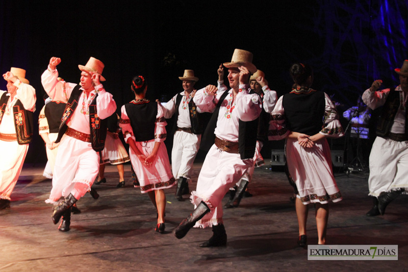 GALERÍA I - Badajoz, Perú y Rumanía abren el Festival Folklórico con un gran espectáculo