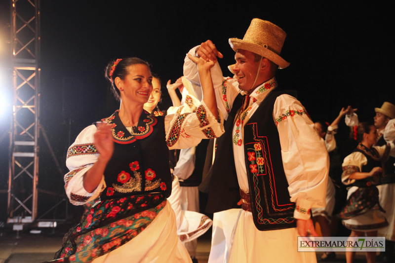 GALERÍA I - Badajoz, Perú y Rumanía abren el Festival Folklórico con un gran espectáculo