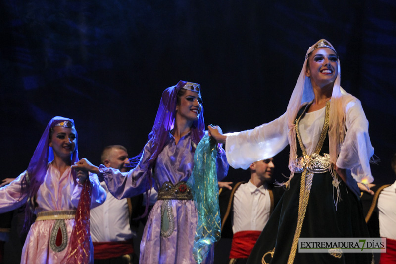 GALERÍA II - Las victimas de Niza presentes en el segundo día de actuaciones del Festival Folklórico