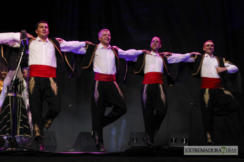 GALERÍA II - Las victimas de Niza presentes en el segundo día de actuaciones del Festival Folklórico