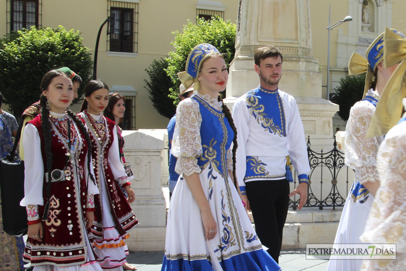 GALERÍA I - Las agrupaciones del Festival Folklórico realizan el tradicional desfile por las calles de Badajoz