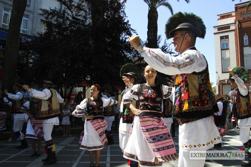 GALERÍA I - Las agrupaciones del Festival Folklórico realizan el tradicional desfile por las calles de Badajoz