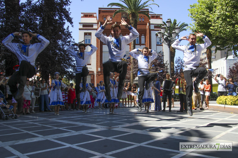 GALERÍA I - Las agrupaciones del Festival Folklórico realizan el tradicional desfile por las calles de Badajoz