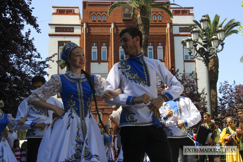 GALERÍA I - Las agrupaciones del Festival Folklórico realizan el tradicional desfile por las calles de Badajoz