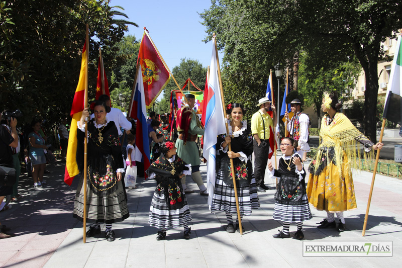 GALERÍA I - Las agrupaciones del Festival Folklórico realizan el tradicional desfile por las calles de Badajoz