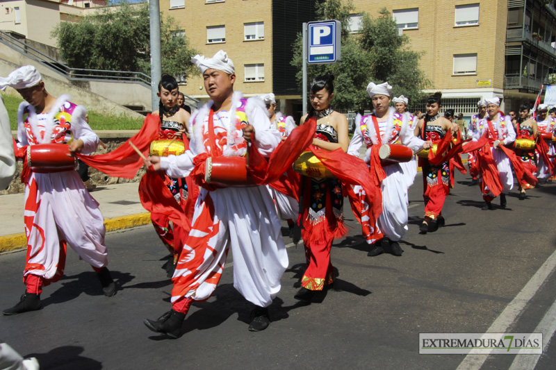 GALERÍA I - Las agrupaciones del Festival Folklórico realizan el tradicional desfile por las calles de Badajoz