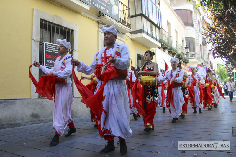 GALERÍA II - Las agrupaciones del Festival Folklórico realizan el tradicional desfile por las calles de Badajoz