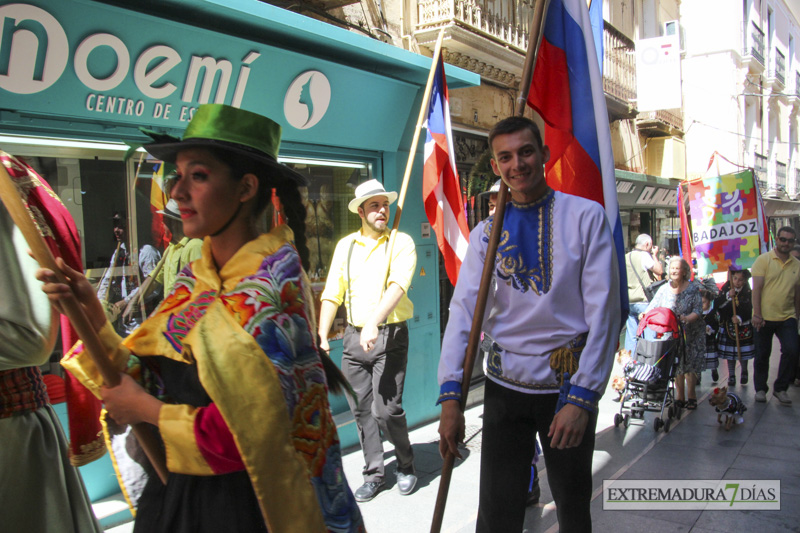 GALERÍA II - Las agrupaciones del Festival Folklórico realizan el tradicional desfile por las calles de Badajoz