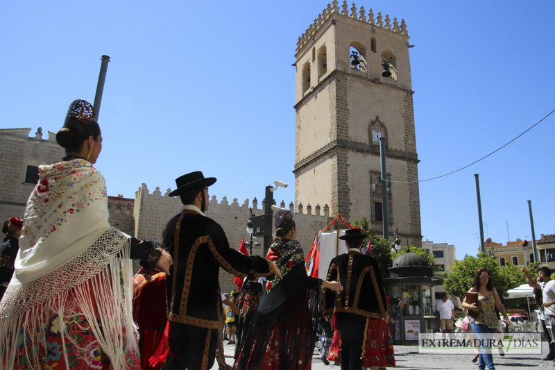 GALERÍA II - Las agrupaciones del Festival Folklórico realizan el tradicional desfile por las calles de Badajoz