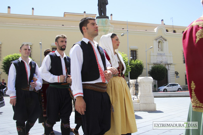 GALERÍA II - Las agrupaciones del Festival Folklórico realizan el tradicional desfile por las calles de Badajoz