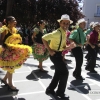 GALERÍA I - Las agrupaciones del Festival Folklórico realizan el tradicional desfile por las calles de Badajoz