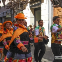 GALERÍA I - Las agrupaciones del Festival Folklórico realizan el tradicional desfile por las calles de Badajoz