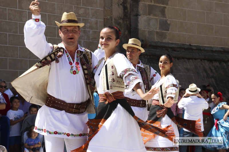 El Ayuntamiento de Badajoz da la bienvenida a las agrupaciones del Festival Folklórico