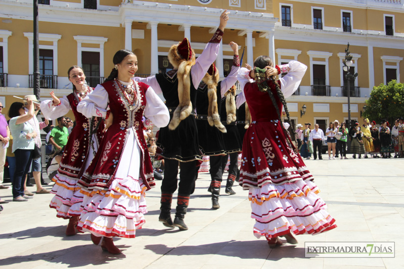 El Ayuntamiento de Badajoz da la bienvenida a las agrupaciones del Festival Folklórico