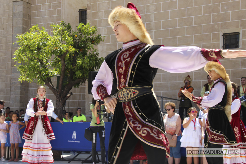 GALERÍA II - El Ayuntamiento de Badajoz da la bienvenida a las agrupaciones del Festival Folklórico