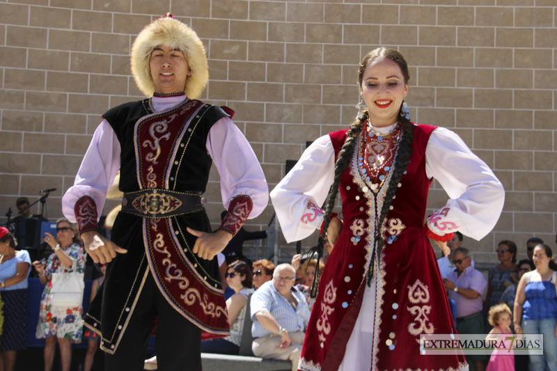 GALERÍA II - El Ayuntamiento de Badajoz da la bienvenida a las agrupaciones del Festival Folklórico