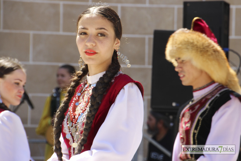 GALERÍA II - El Ayuntamiento de Badajoz da la bienvenida a las agrupaciones del Festival Folklórico