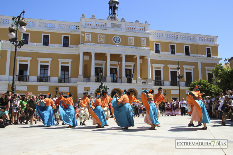 El Ayuntamiento de Badajoz da la bienvenida a las agrupaciones del Festival Folklórico