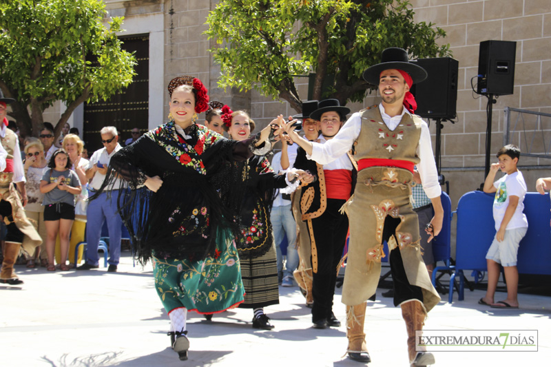 GALERÍA II - El Ayuntamiento de Badajoz da la bienvenida a las agrupaciones del Festival Folklórico