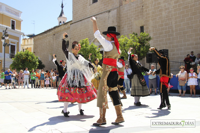 GALERÍA II - El Ayuntamiento de Badajoz da la bienvenida a las agrupaciones del Festival Folklórico