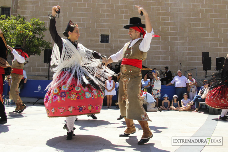 GALERÍA II - El Ayuntamiento de Badajoz da la bienvenida a las agrupaciones del Festival Folklórico