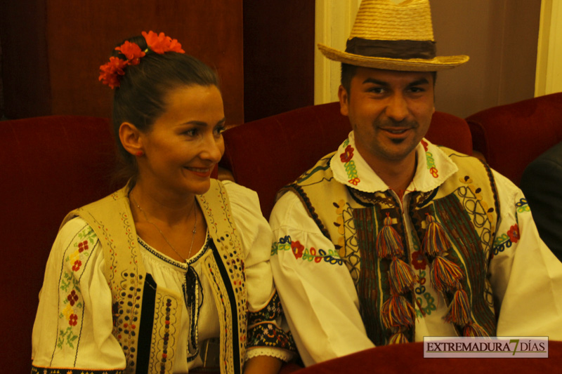 GALERÍA II - El Ayuntamiento de Badajoz da la bienvenida a las agrupaciones del Festival Folklórico