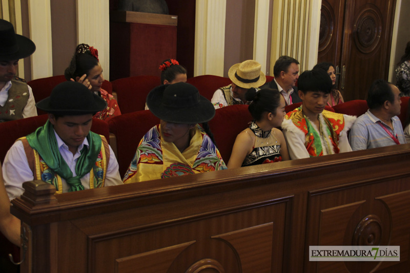 GALERÍA II - El Ayuntamiento de Badajoz da la bienvenida a las agrupaciones del Festival Folklórico