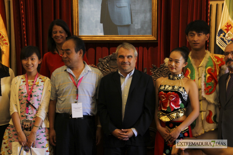 GALERÍA II - El Ayuntamiento de Badajoz da la bienvenida a las agrupaciones del Festival Folklórico