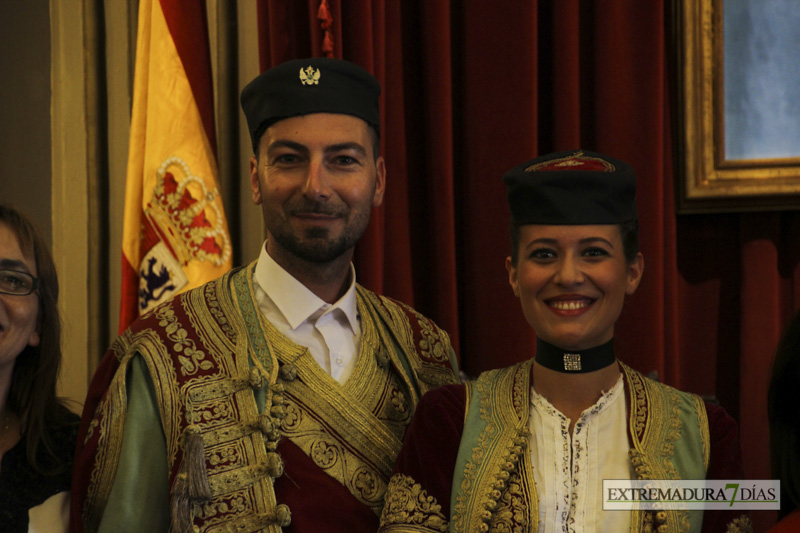 GALERÍA II - El Ayuntamiento de Badajoz da la bienvenida a las agrupaciones del Festival Folklórico