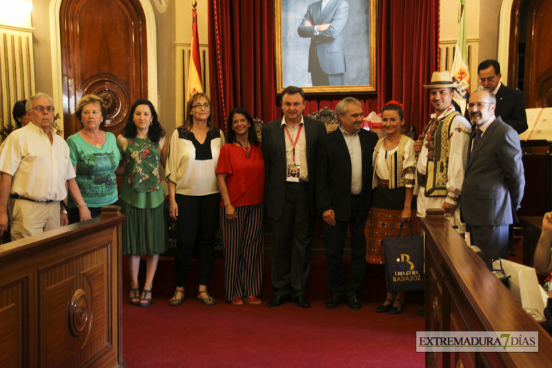 GALERÍA II - El Ayuntamiento de Badajoz da la bienvenida a las agrupaciones del Festival Folklórico