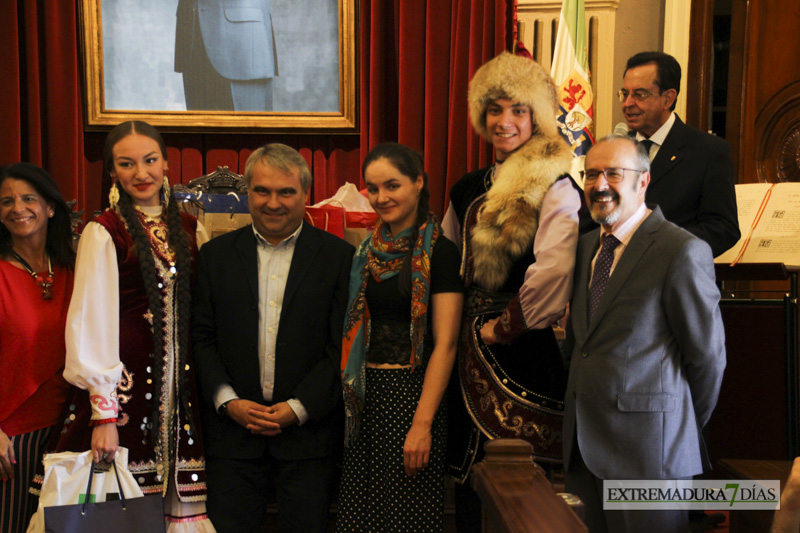 GALERÍA II - El Ayuntamiento de Badajoz da la bienvenida a las agrupaciones del Festival Folklórico