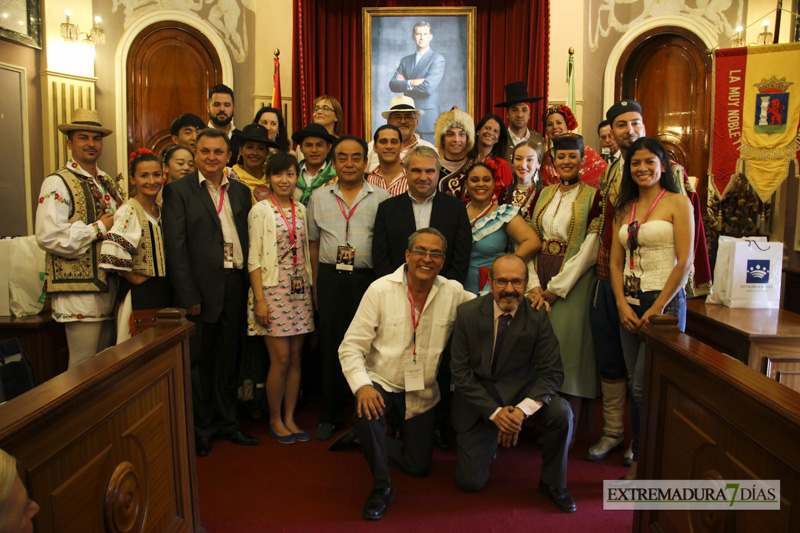 GALERÍA II - El Ayuntamiento de Badajoz da la bienvenida a las agrupaciones del Festival Folklórico