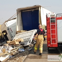 Herido el conductor de un trailer tras accidentarse entrando en Badajoz