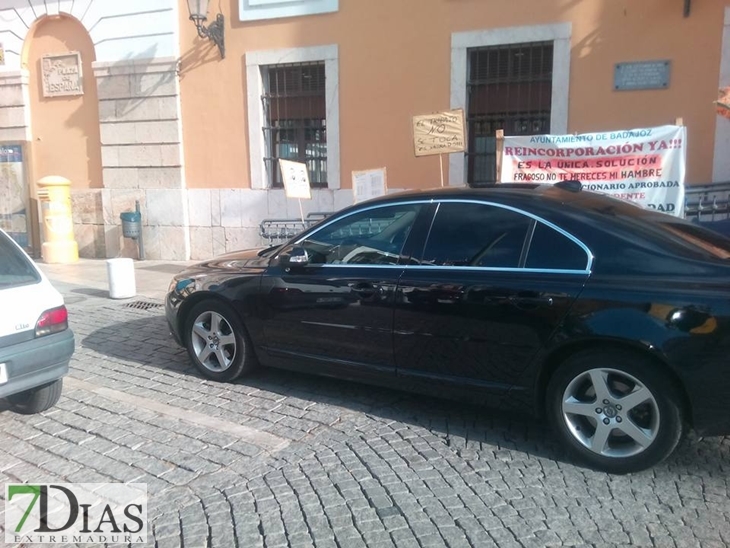 Luengo denuncia que esconden su acampada tras el coche oficial