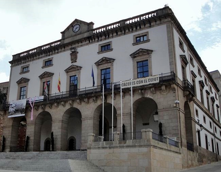 Cáceres reconoce la carrera profesional de los empleados públicos