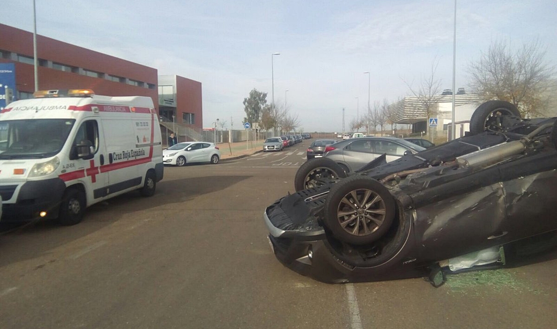 Vuelca un vehículo en un accidente en la Universidad (Badajoz)