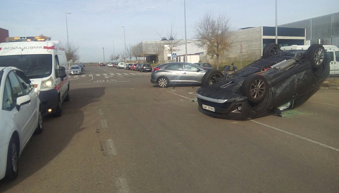 Vuelca un vehículo en un accidente en la Universidad (Badajoz)