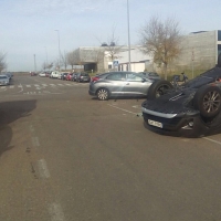 Vuelca un vehículo en un accidente en la Universidad (Badajoz)