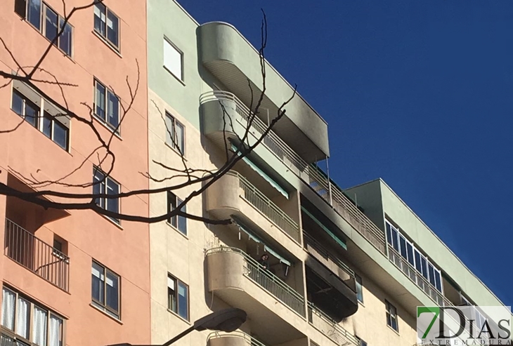 Tres evacuados de una vivienda calcinada en la barriada de Valdepasillas