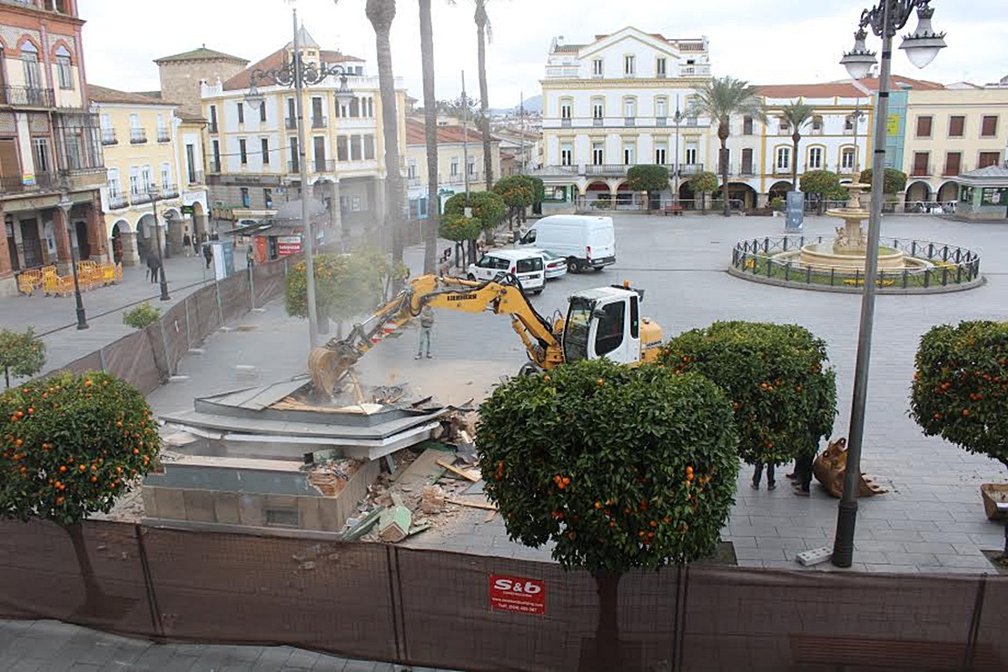 Demuelen el primer quiosco de la Plaza de España