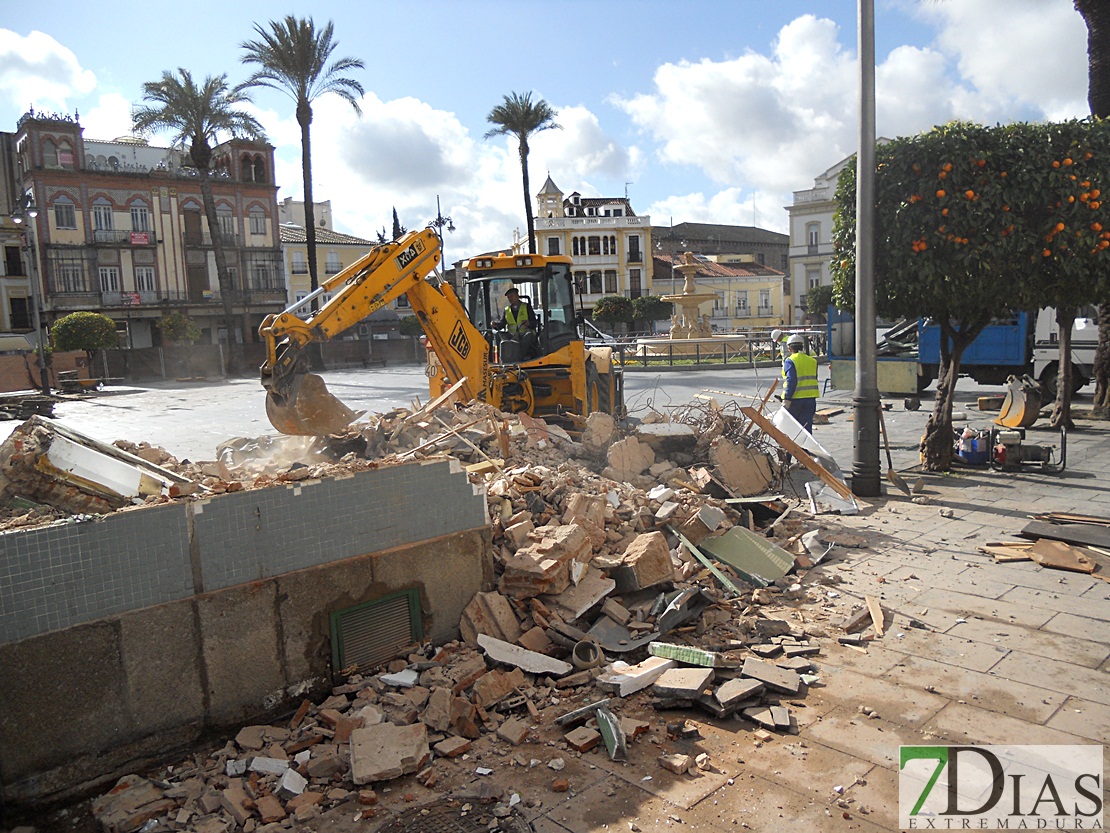 Continúa el derribo de los quioscos de la Plaza de España