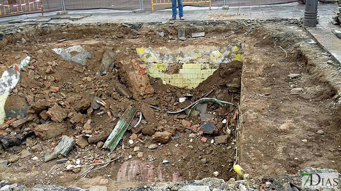 Imágenes de la demolición de los quioscos de la Plaza de España