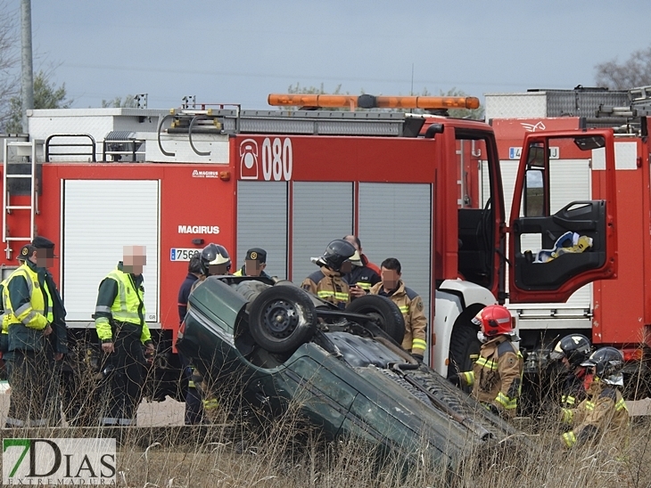 Accidente y vuelco entre Badajoz y Cerro Gordo