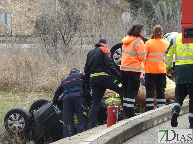 Accidente y vuelco entre Badajoz y Cerro Gordo