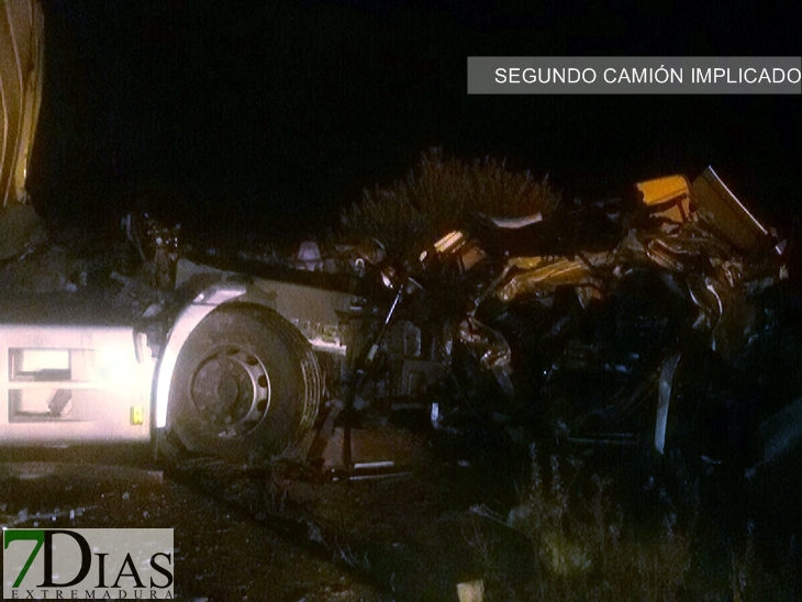 Brutal colisión entre dos camiones en la provincia de Badajoz