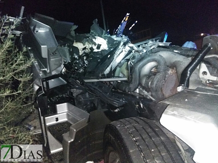 Brutal colisión entre dos camiones en la provincia de Badajoz