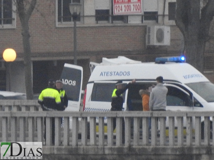 Colisiona y arranca 4 bolardos de seguridad del puente Nuevo