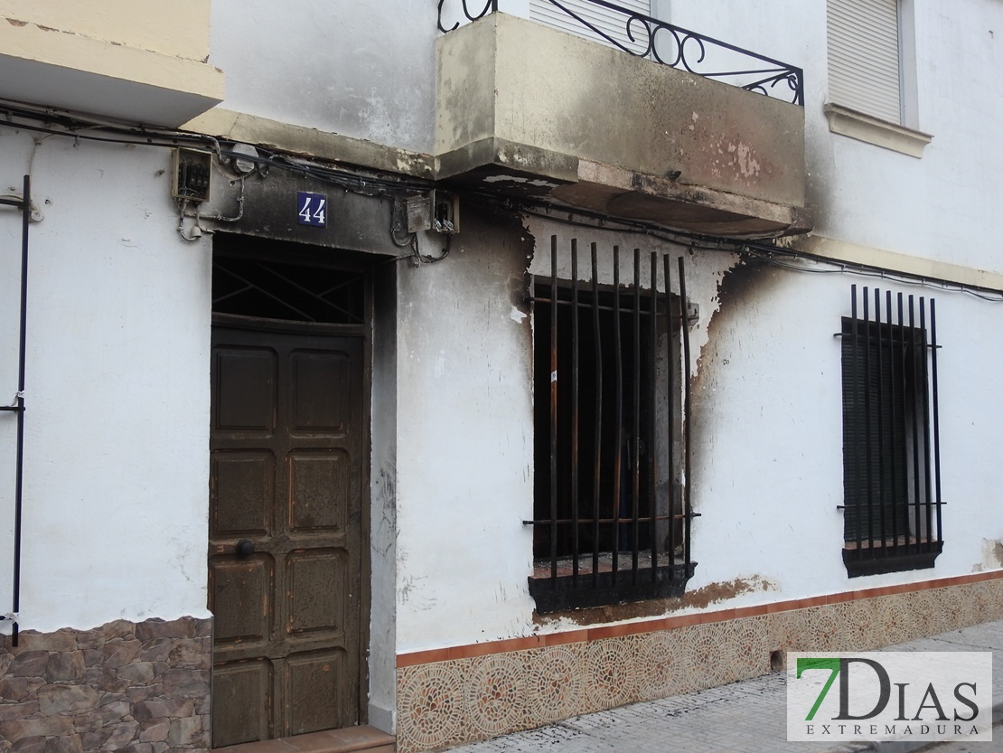 Los bomberos salvan la vida a varios vecinos de Almendralejo