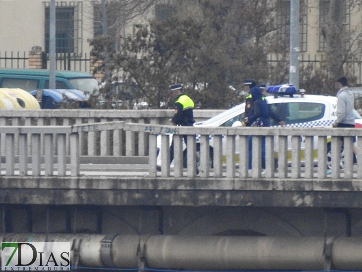 Colisiona y arranca 4 bolardos de seguridad del puente Nuevo