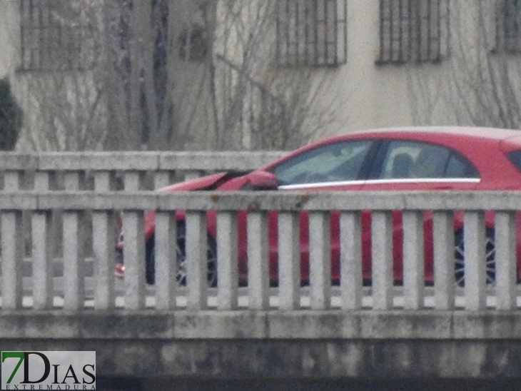 Colisiona y arranca 4 bolardos de seguridad del puente Nuevo